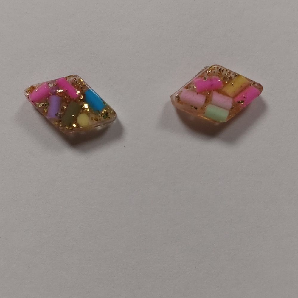 5/$25 CLEARANCE Confetti diamond shaped stud earrings